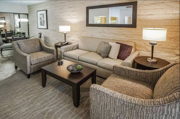 $1,200 / 1br - 744ft2 - Palm Springs Tennis Club Sleeps 4 - Film Festival Week (701 w baristo road)63758615478787121