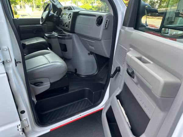 2013 Ford Econoline E-250 - Photo 15