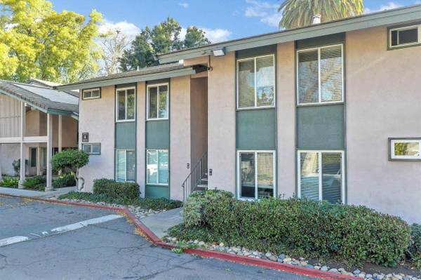 This beautifully upgraded 1 bed condo offers a perfect blend of comfor 1