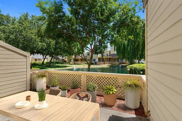 $1,695 / 2br - 870ft2 - HVAC With Digital Thermostat Control, Walk-In Or Reach-In Closets (Located in Northwest Fresno, Fig Garden loop district.)63798509389313123