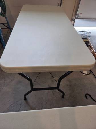 5' rectangular plastic table w. folding legs 1