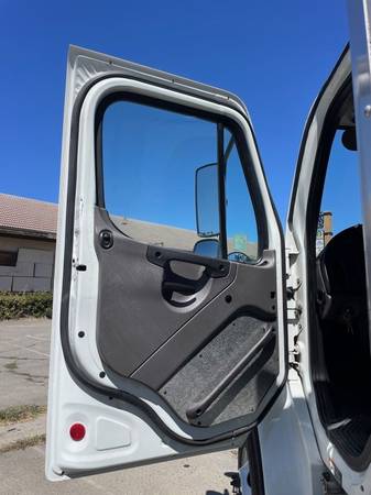 2020 Freightliner M2 RARE 28ft - Photo 14