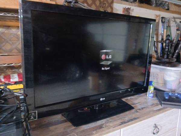 42" LG HDTV 1