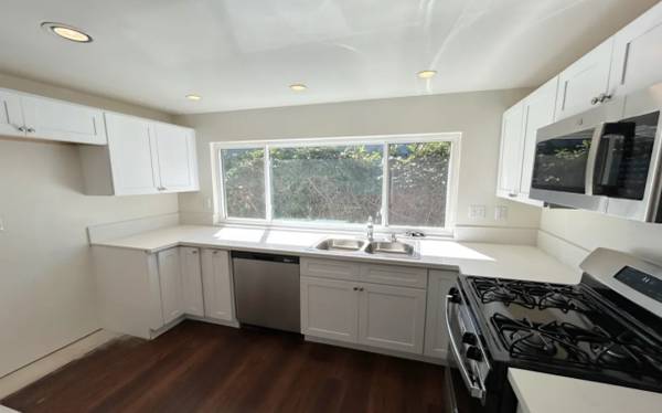 $3,574 / 4br - 2408ft2 - Dream home awaits spacios (Simi Valley)63981244359683122