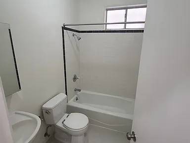 $800 / 1br - This 1 bedroom has a very large living room that faces the (CA)64030485440002122