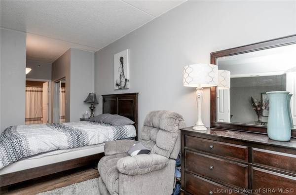 $1,355 / 1br - 987ft2 - Amazing bedroom with updated bath. (Jeffersonville, IN)64008825832323122