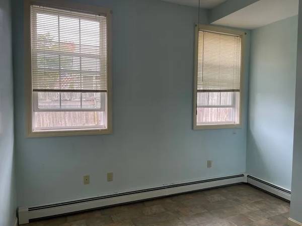 $1,000 / 1br - 600ft2 - +^+ Spacious 1st floor one bedroom apartment in North Providence +^+ (North Providence)64002829900291124
