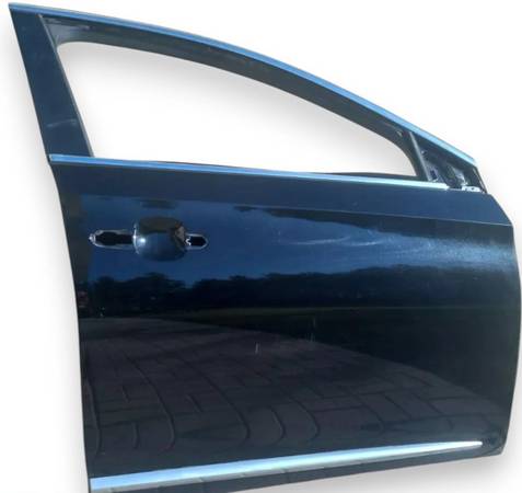 2013-2019 Cadillac XTS Front Right Passenger Door Shell Panel & Moldin 1