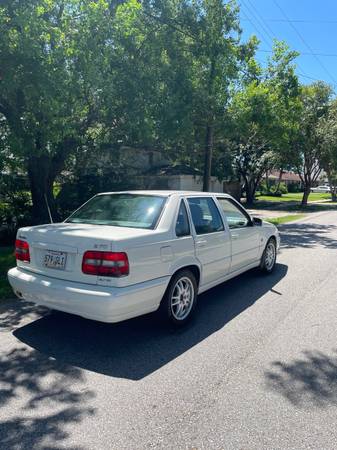 2000 volvo - $1,800 (New Orleans)63439067798019124