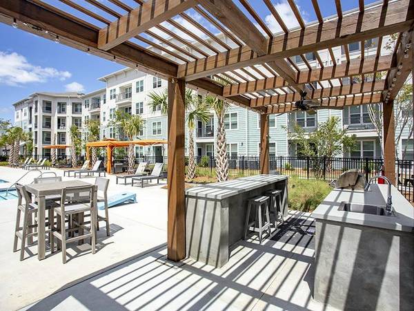 $1,554 / 1br - 801ft2 - Absolute Must See, Wood Plank Style Flooring, Package Lockers (Atlantic on the Avenue)64015945744258122