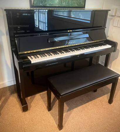 Black Yamaha M100 U1 48" upright piano with silent system 1