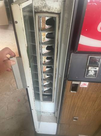 Coke Machine - $600 (Alexandria)63440275818753121