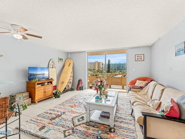 $60 / 1br - 672ft2 - Enjoy stunning ocean views from the oversized balcony of this third-floor unit, (Cocoa Beach)63846409228803123