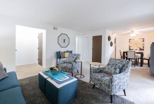 $1,416 / 2br - 905ft2 - Chimeneas de leña, lavadora y secadora o conexiones (estacionamientos o cochera alquilable)63665812771969120