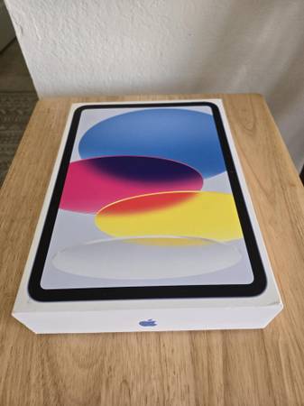 Selling IPad 10th Generation 64 GB 1