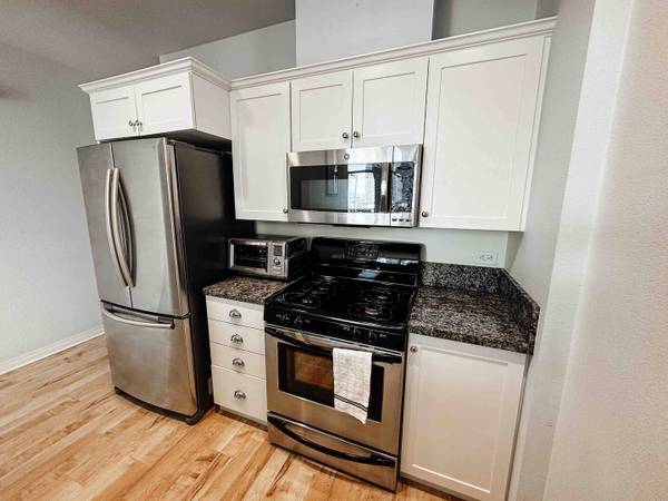 $2,500 / 1br - 468ft2 - Gaslamp studio, ocean & city view, 10th floor, free parking, safe (Downtown San Diego, gaslamp quarter)64037388623233124