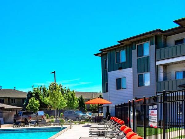 $1,895 / 3br - 1222ft2 - Easy Freeway and Mall Access, Central Heating and Air, Oven W/ Range (Boise)63794970313729122