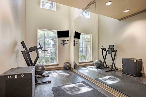 $1,815 / 1br - 715ft2 - Private Detached Garages, 24-Hour Business Center64043669240835120