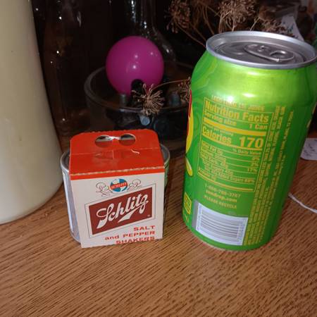 schlitz salt & pepper shakers 1