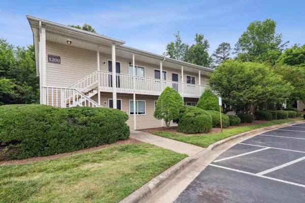 $1,050 / 1br - 480ft2 - We're right on the bus line! Great 480 sq ft 1 bed, 1 bath! (Concord)63925335500802120