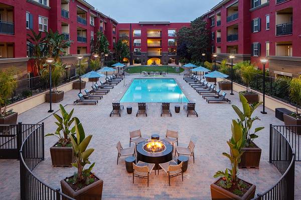 $3,285 / 2br - 1059ft2 - Fregadero de un solo seno empotrado en cocina, mesa de billar, estufa de gas (3455 Kearny Villa Road, San Diego, CA)63865592827777124