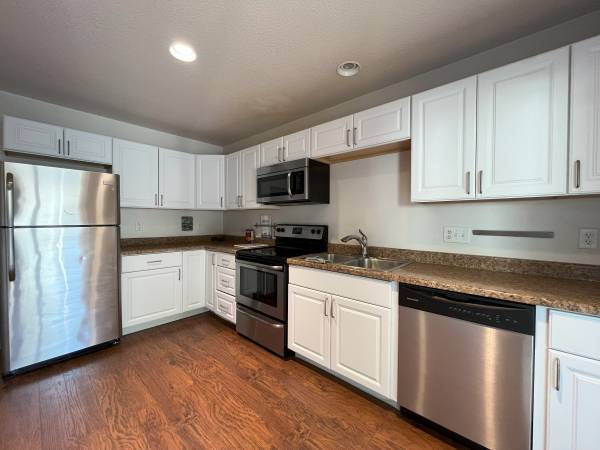 $2,095 / 2br - 1020ft2 - Cozy 2-Bedroom Home with Private Patio & Convenient Layout (Portland)63820940502915122