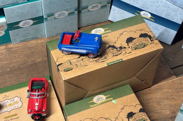 Gran lote de 58 coches infantiles de Hallmark fundidos con cajas de los años 90 - $20063438961989507124