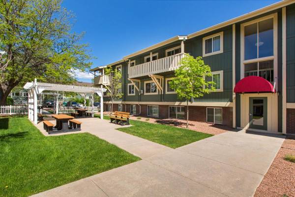 $875 / 1hab - 550ft2 - Servicio de Patrulla de Cortesía, Balcón, Ventana, Cocina (930 N. Murray Blvd.)63658246820993123