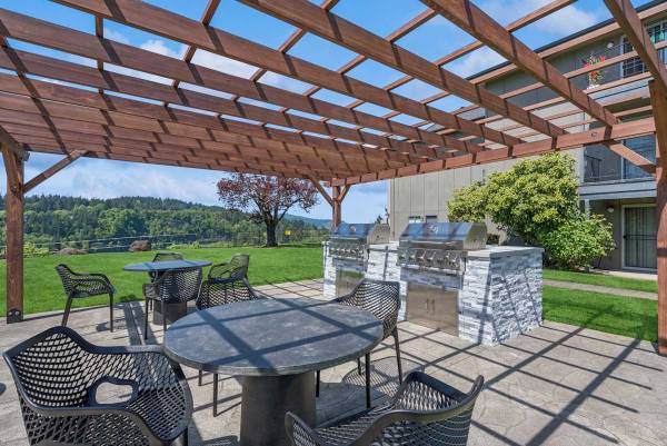 $1,610 / 1br - 685ft2 - WiFi Clubroom Lounge, Extra Storage, Large Deck with Storage (12601 SE River Rd, Milwaukie, OR)63831771846787124