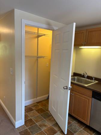 $1,700 / 1br - 1 Bedroom,2nd Floor apt. Utilities Included! (Burlington-Downtown)63976980163203121