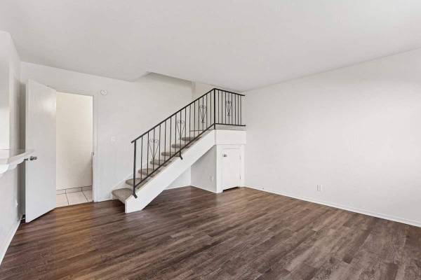 $1,350 / 2br - 933ft2 - Spacious Two-Story Layout, Assigned, Covered Parking, Cable Ready (Wickenburg)64024822661890120