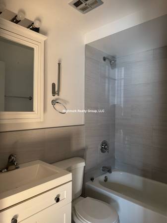 $1,300 🍁🏙️🌞Autumn by the Lake ✨Renovated Studio🍁🏙️🌞 (Chicago)63959876157954123