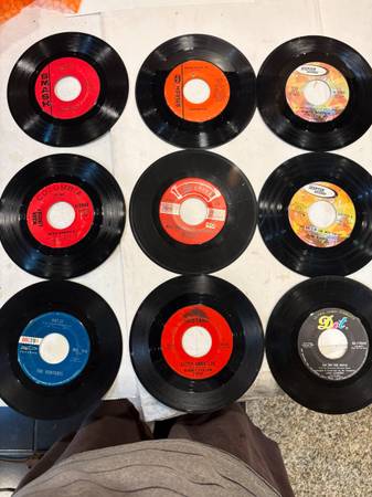 Records, 45 rpm - $1 (Howell)63471091617539120