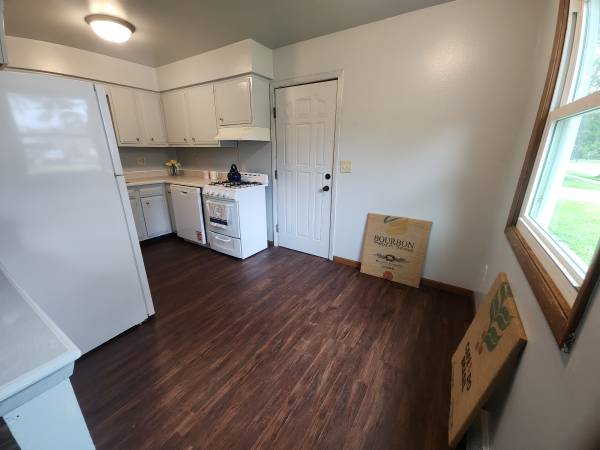 $895 / 2br - 450ft2 - Updated 2 bedroom, 1 bath Lower 4-Plex! - 1860 Evans St., Oshkosh (Oshkosh)63845967458689124