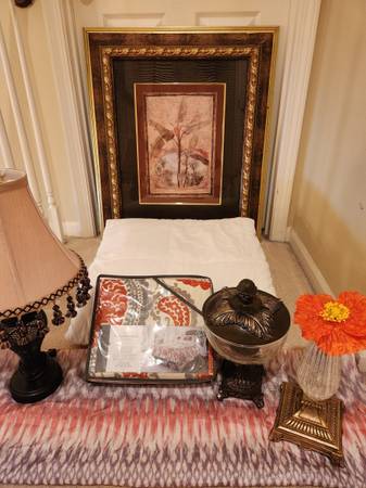 Comforter+Duvet Cover+Pillow Shams+Table Lamp+Wall Art Work+Gold Vase 1