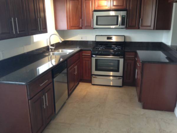 $2495.00 / 2br - 1000ft2 - Adosado renovado de 2 habitaciones y 2.5 baños; 2 plazas de aparcamiento; aire acondicionado y calefacción central63857624454785122