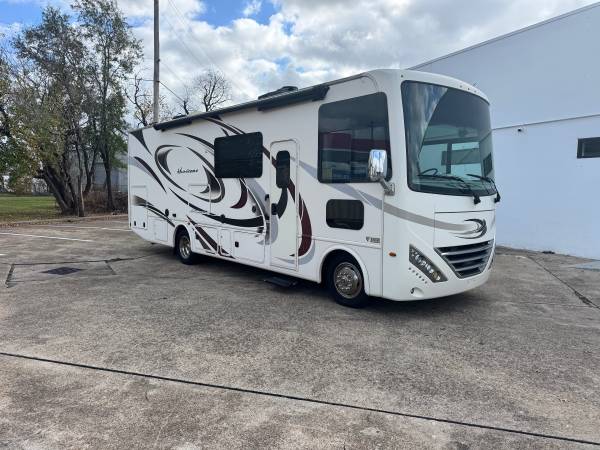 2018 Thor Hurricane 30ft 1 super slide only 6k miles - $44,500 1