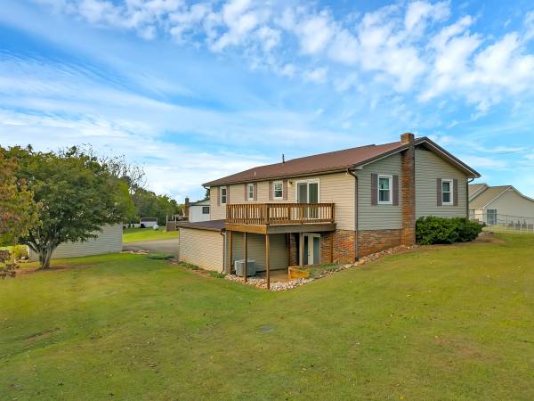 $315,000 / 4br - 2104ft2 - 4 Bedroom Home with Garage, Basement, and Mountain View (Mosheim)64015614121218121