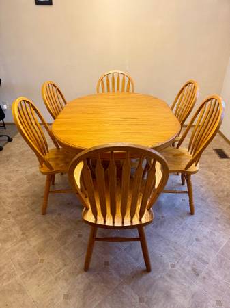 New Lower Price SOLID WOOD DINING TABLE w/expansion leaf for 4-6 seats 1