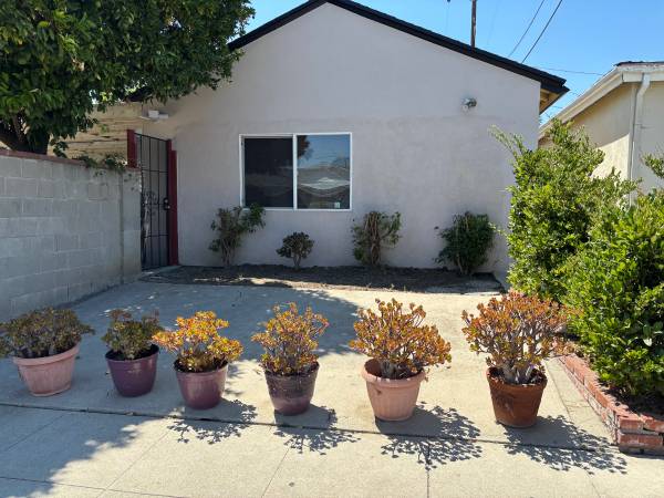 !!~STUNNING NEW DETACHED ONE SEPARATE BEDROOM GUEST HOUSE !! $1999 1