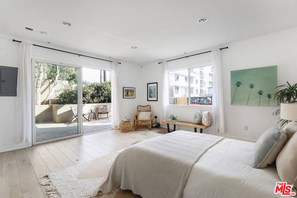 $2,000 / 1br - 716ft2 - Turnkey Brentwood-adjacent 1BR/1BA condo with private oversized patio (Los Angeles)63998005175682122