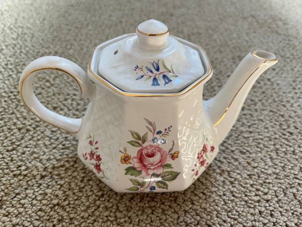 Sadler Windsor mini octagonal teapot 1