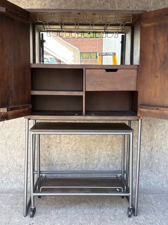 Armario para vinos/carrito bar de Howard Miller, estilo MCM/industrial - $950 (Burke)63470449016707122