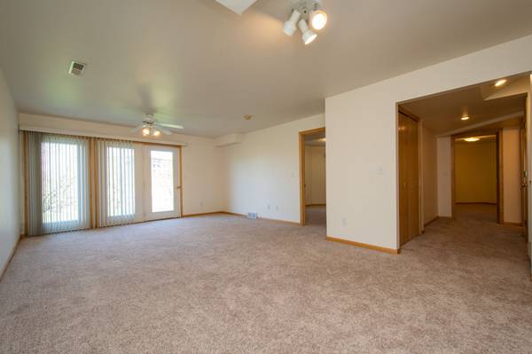$2,500 / 4br - 2064ft2 - AVAILABLE NOW-LARGE 4BR TOWN HOME IN CORALVILLE (8 Redtail Ct, Coralville, IA)63897405072003122