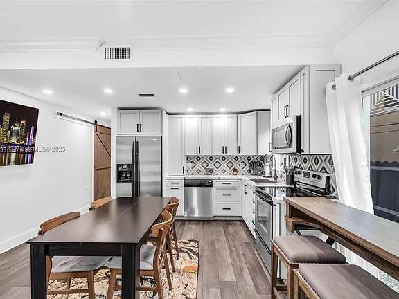 $3,100 / 2br - 1084ft2 - Grove 2BR/2BA Retreat w/Impct Wnds, Nr Cocowalk & Bayfront (Miami {"Coconut Grove})64051002555266122