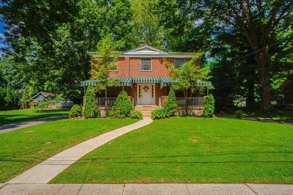 Beautifully updated 2BR/1BA ideally located Saylor Park 1