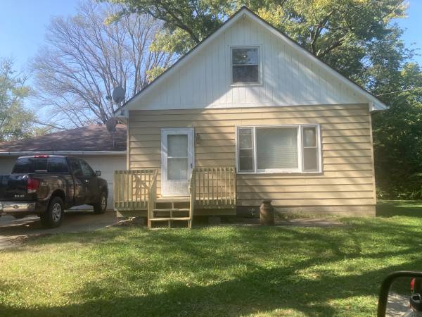 $240,000 / 2br - 1100ft2 - SS in town acreage 2.3 acres 2bed 1 bath built 86 and inground pool (Des moines)64308587037954122