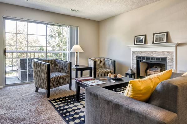 $2,168 / 2br - 1243ft2 - Huge, Single Level Townhouse!  Attached Garage and Outdoor Pool! (Bloomington, MN)64048422259075123