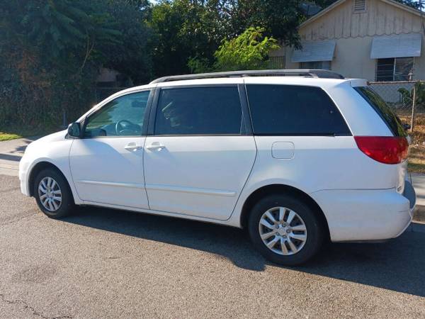 2009 Toyota Sienna - $5,88063476603256577124