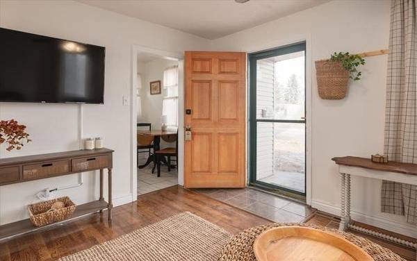 $1,080 / 1br - 600ft2 - El patio trasero tiene acceso desde el callejón y un cobertizo para almacenamiento adicional (Cheyenne)63829581630083123